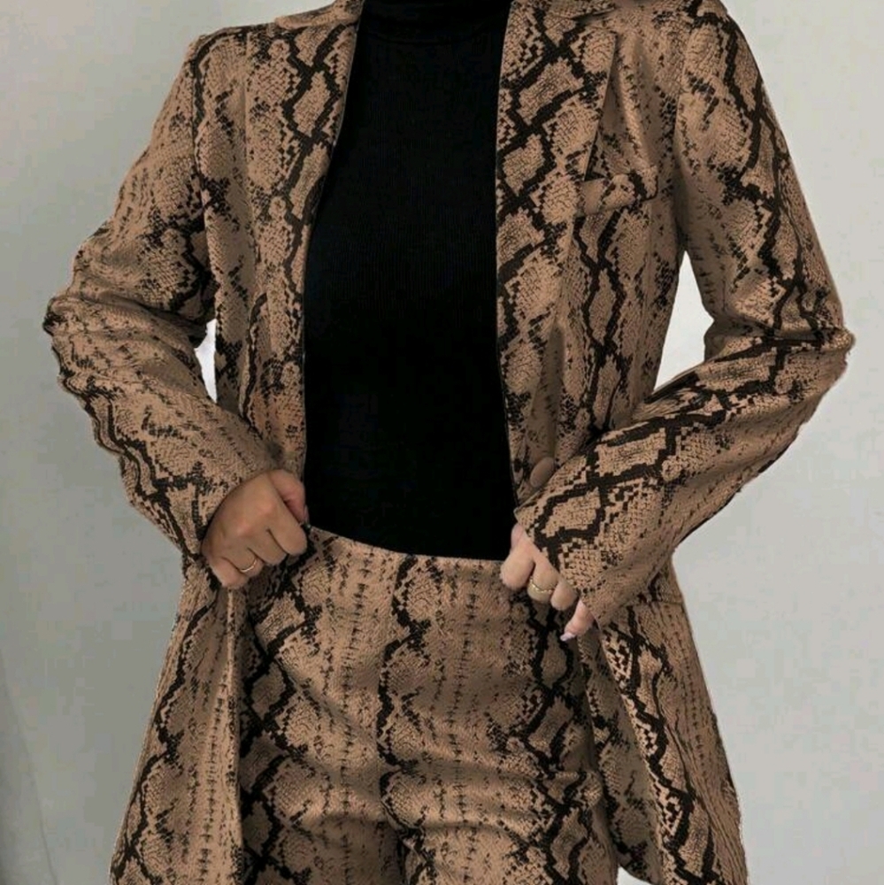 Women's Fashion Snake Skin Print Suit Jacket And Shorts Set - Picture 6 of 6
